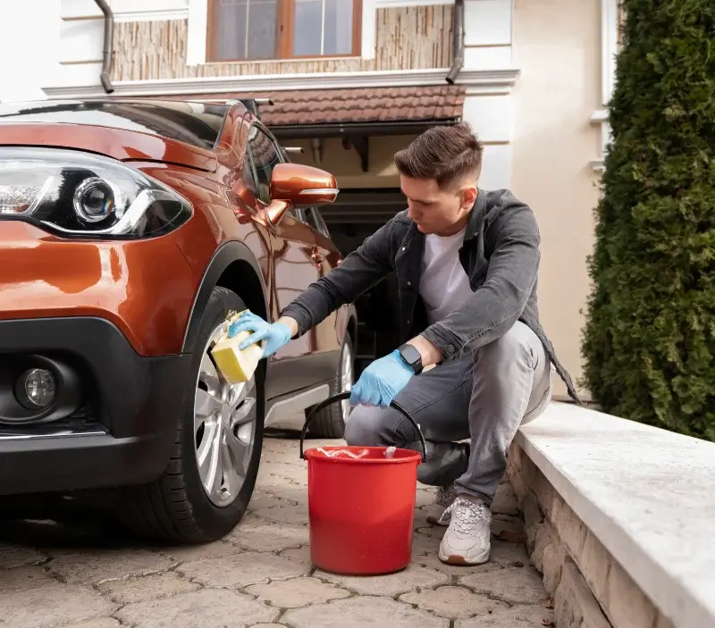 Lavage auto à domicile Saint-Martin-du-Mont : professionnel intervenant sur un véhicule